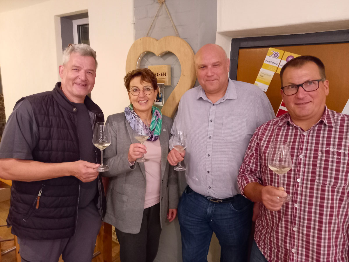 Die Razejunge bei der Weinprobe (v.nr.) Winzer Theo Loosen, Ehrenrazefrau Simone Röhr, Andreas Back (DLRG) und Oberrazejung Guido Ackermann