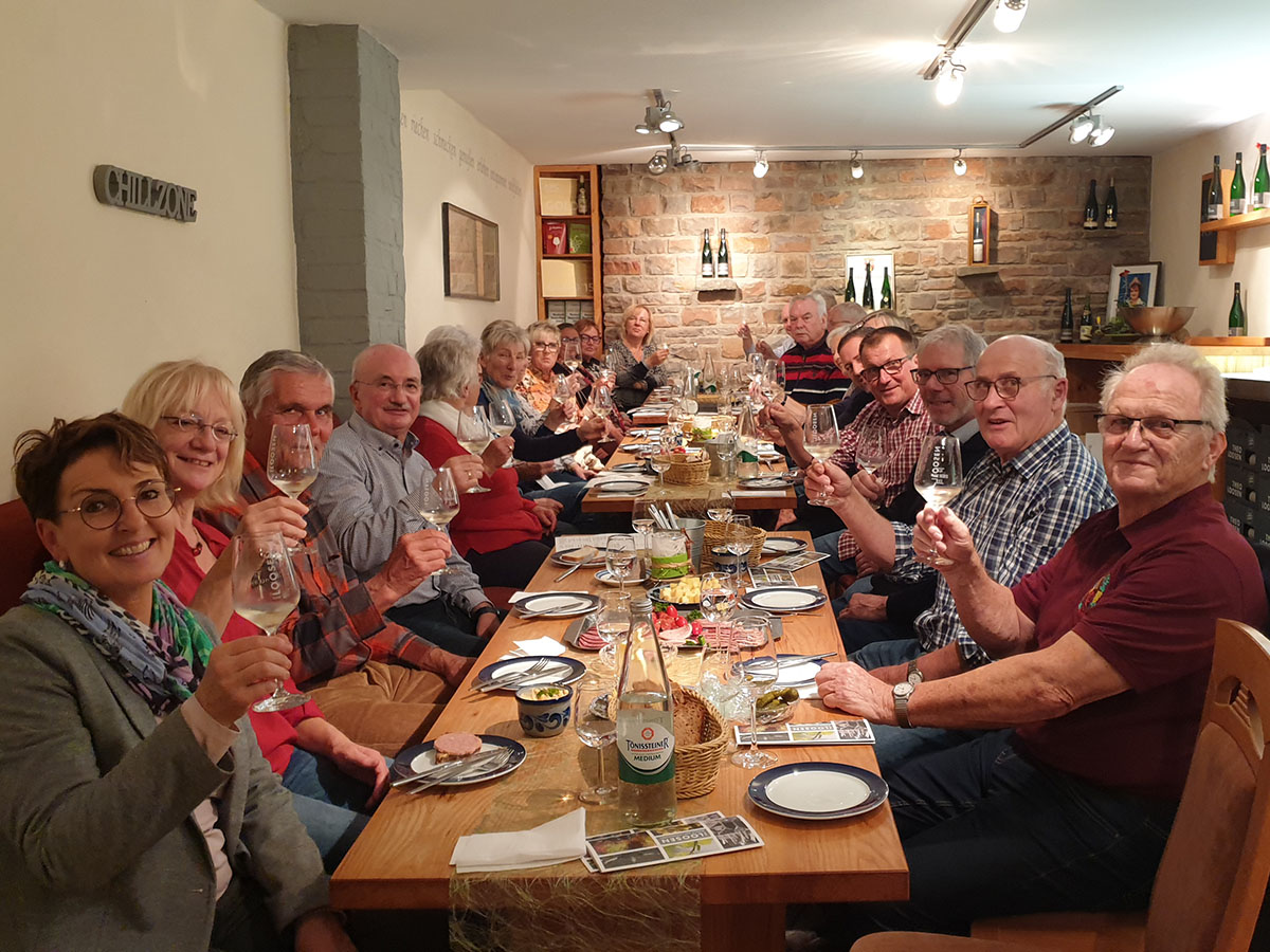 Die Razejunge bei der Weinprobe Die Razejunge bei der Weinprobe