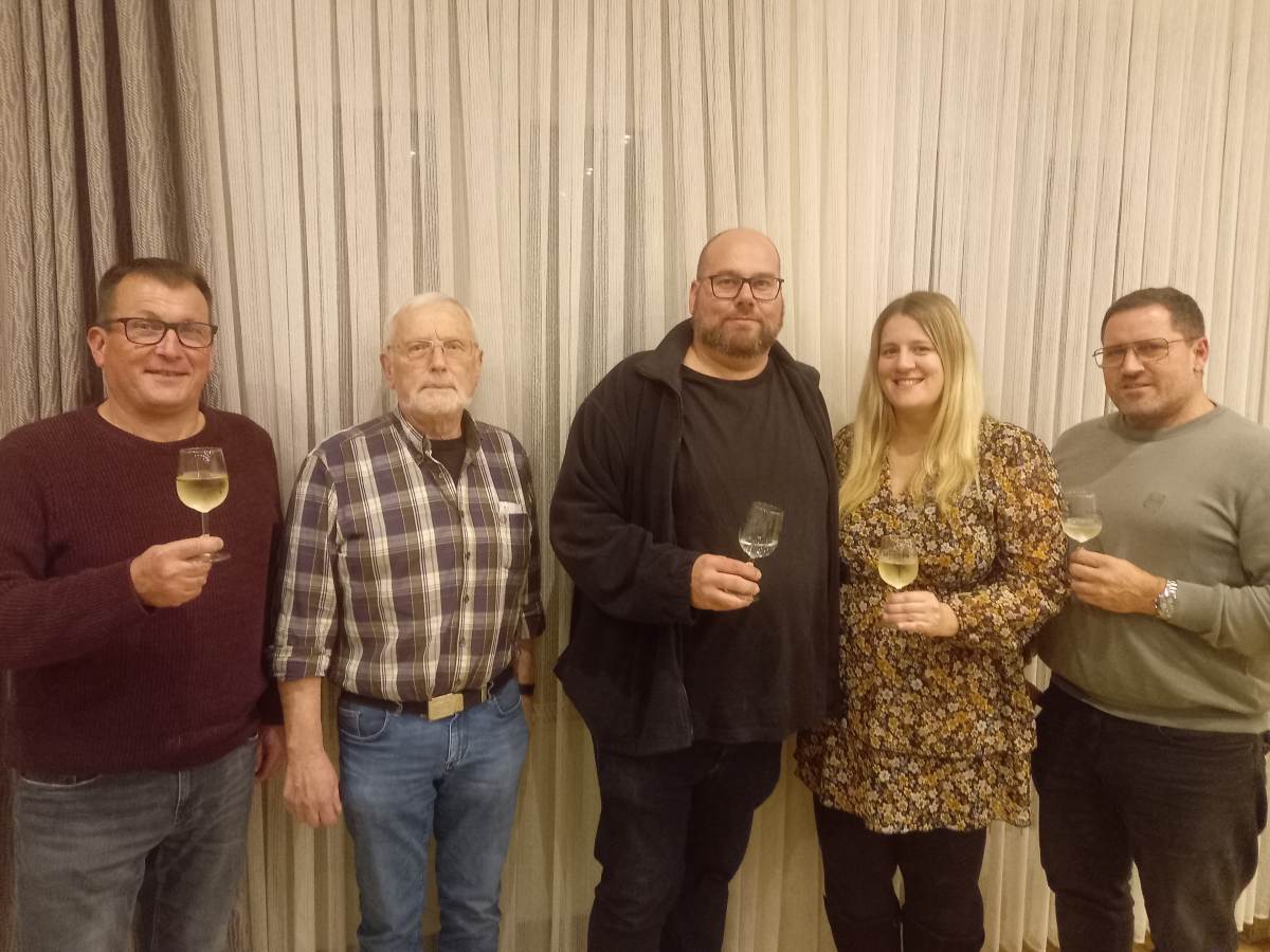 Weinprobe mit Partnerinnen