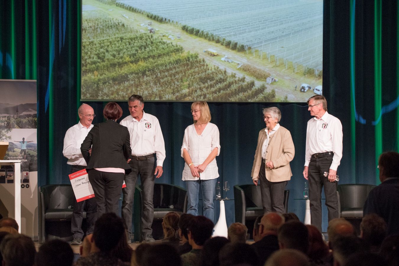Moselkongress in Kröv 2021 - Staatssekretärin Petra Dick-Walther überreicht den Scheck über 1000 €. - Foto @ Chris Marmann Moselkongress in Kröv 2021 - Staatssekretärin Petra Dick-Walther überreicht den Scheck über 1000 €. - Foto @ Chris Marmann