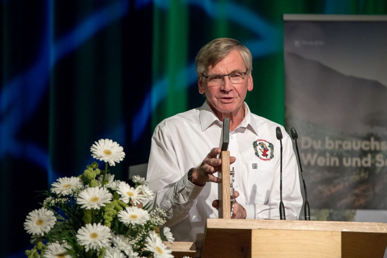 Moselkongress in Kröv 2021 - Der zweite Vorsitzende der Lehmer Razejunge Dieter Möhring bedankt sich. - Foto © Chris Marmann Moselkongress in Kröv 2021 - Der zweite Vorsitzende der Lehmer Razejunge Dieter Möhring bedankt sich. - Foto © Chris Marmann